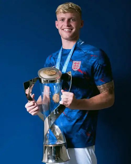 英超转会期走向成谜；皇家马德里复出首秀；引发热议；资深球员宣示担当的简单介绍江南网页版