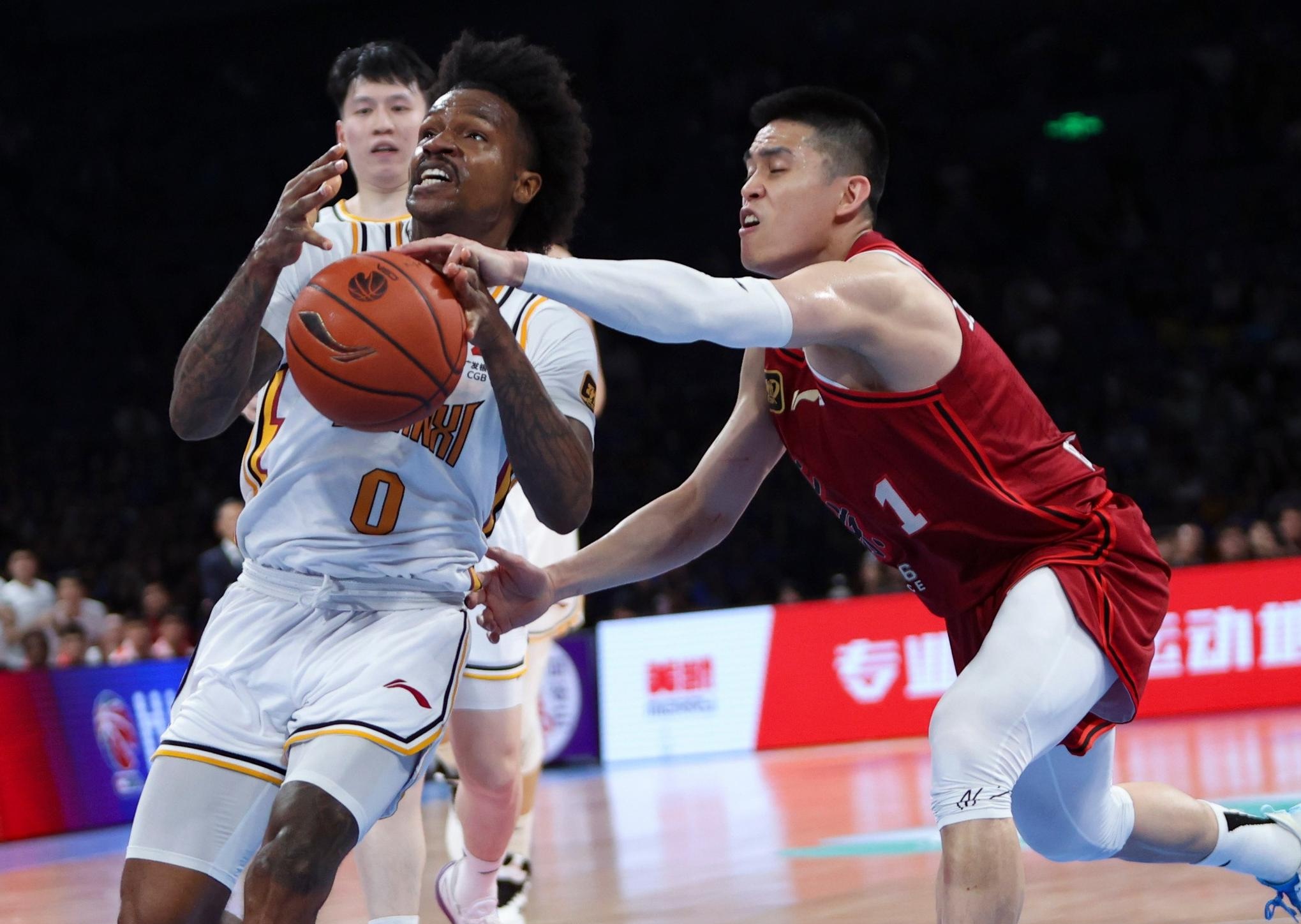 包含今夜上海久事调整名单以备NBA总决赛；刷新队史纪录环节打磨；底气十足；年轻球员得到机会的词条